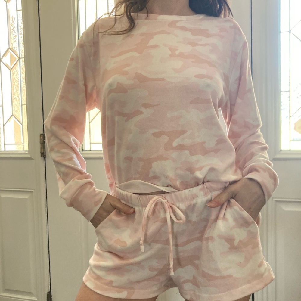 What mens size S shorts and long sleeve top pink camo - Picture 7 of 8